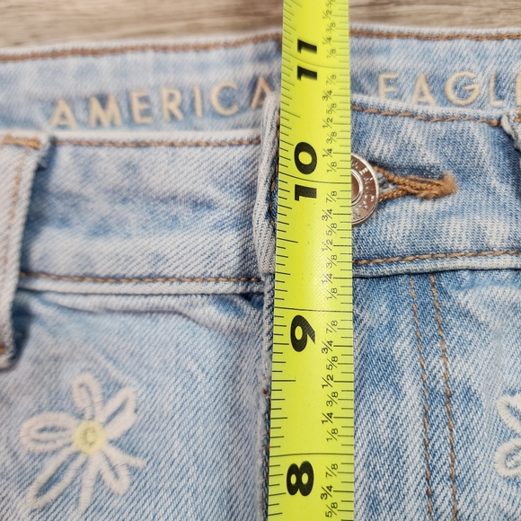 AMERICAN EAGLE Daisy Flower Embroidered Cut Off Distressed Denim Jean Shorts 2 - Picture 9 of 14